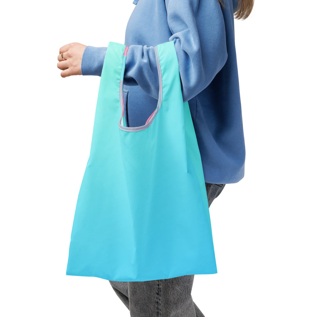 Близък план на shopping bag — здрави дръжки с ширина 5 см и отворен основен джоб
