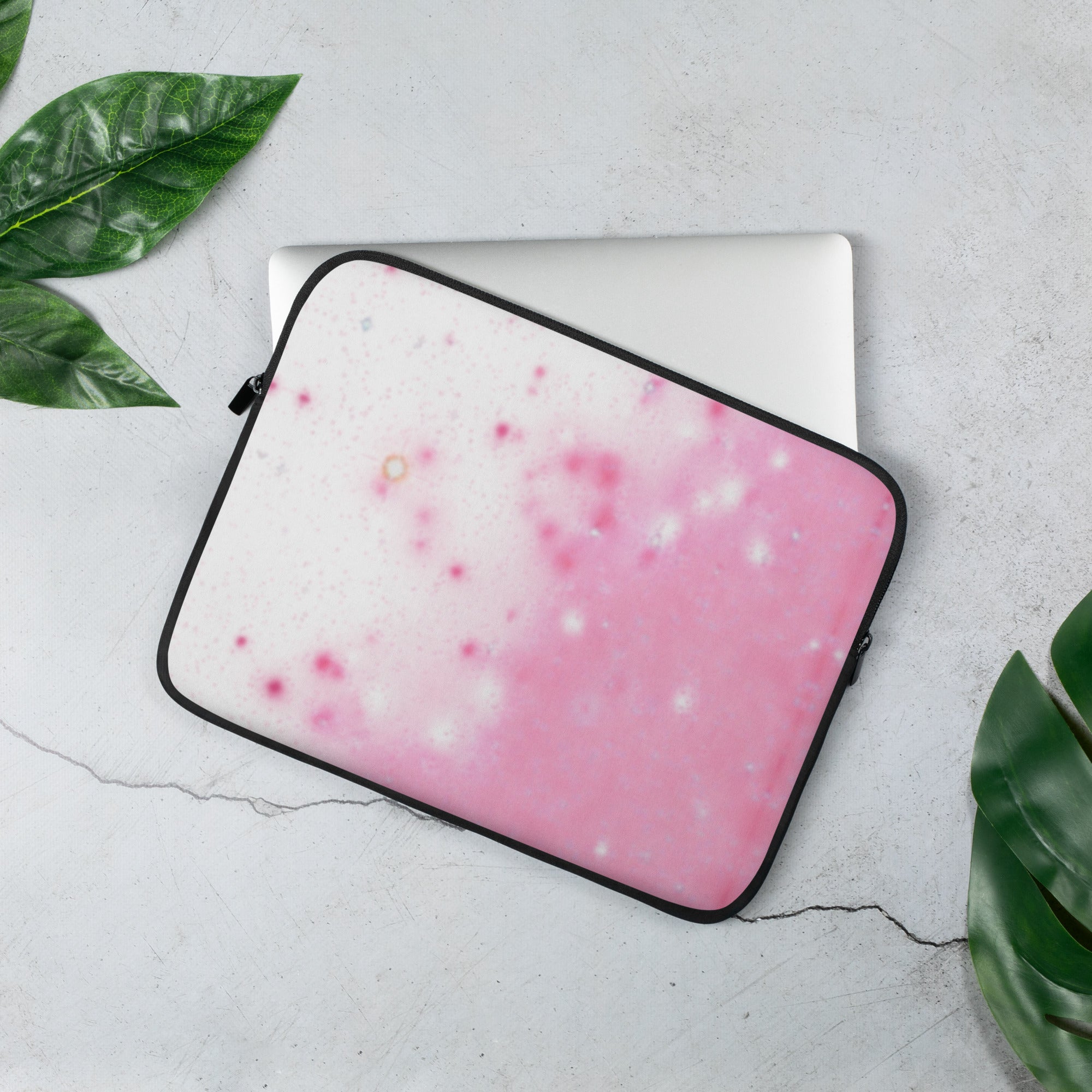 Розово-бял калъф за лаптоп 13″ lifestyle | Pink White Laptop Sleeve 13″ lifestyle