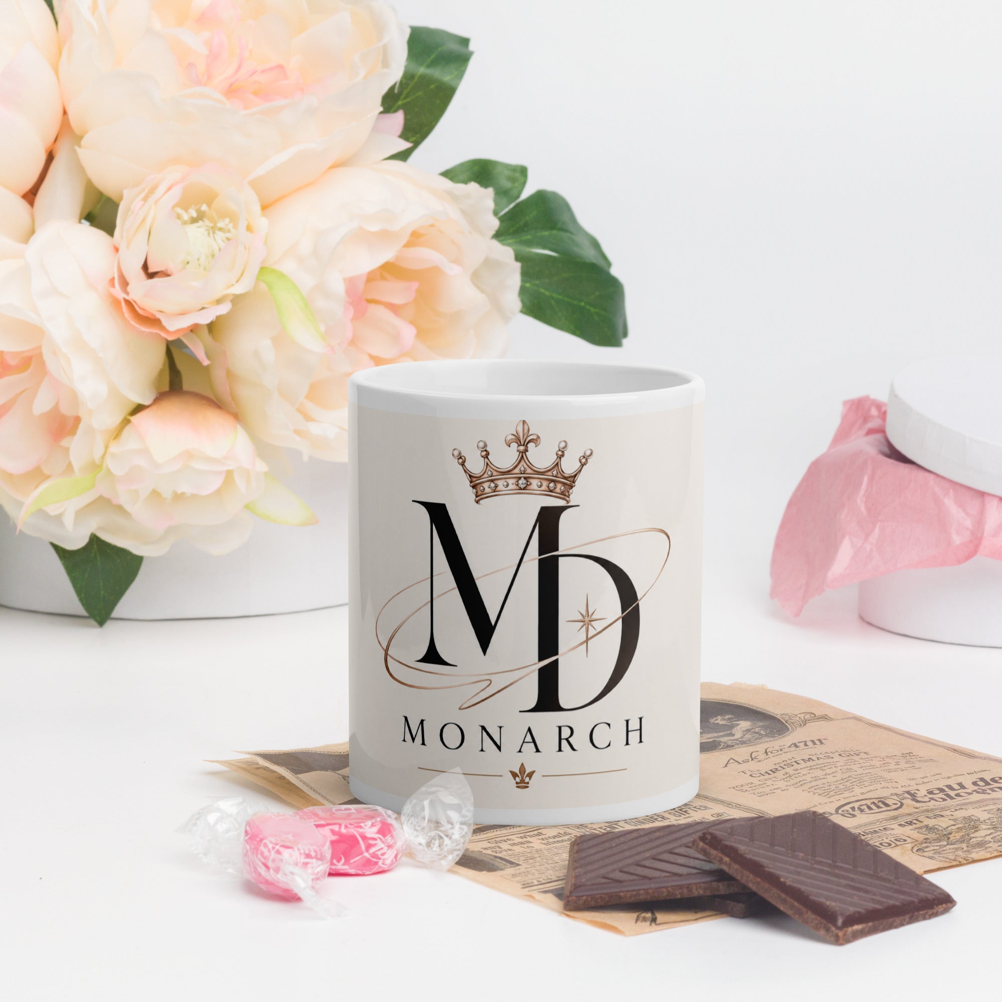 Бяла чаша MD-Monarch в офис | White Glossy Mug MD-Monarch office lifestyle