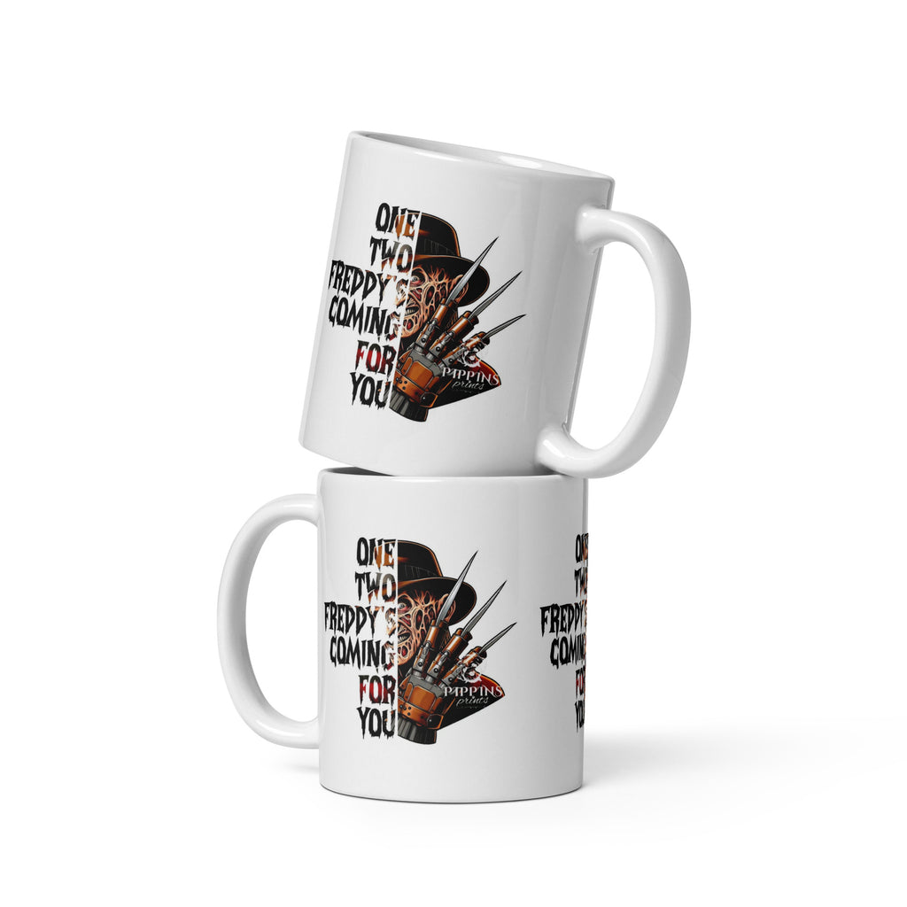 Бяла керамична чаша 11 oz с принт "One, two, three Freddy идва за теб" – предна страна
